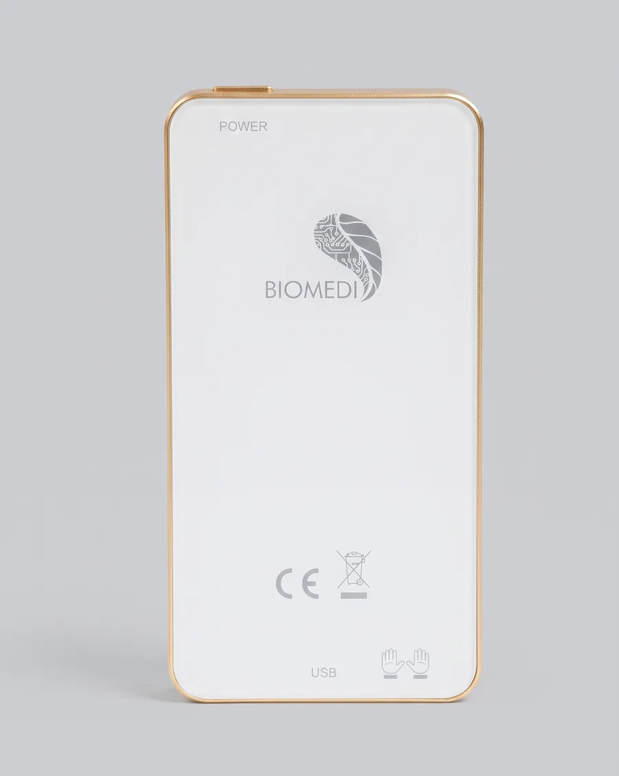 Гърбът на Trinity с логото на Biomedis и надписите POWER и USB